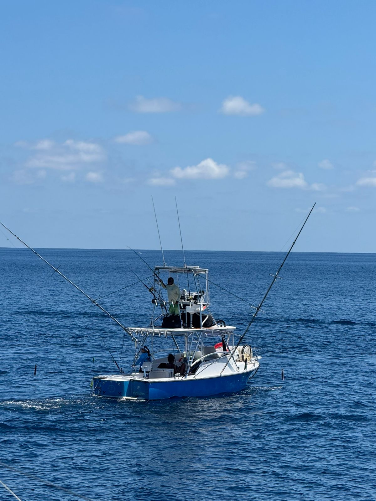Día Tuanis charter boat at sea