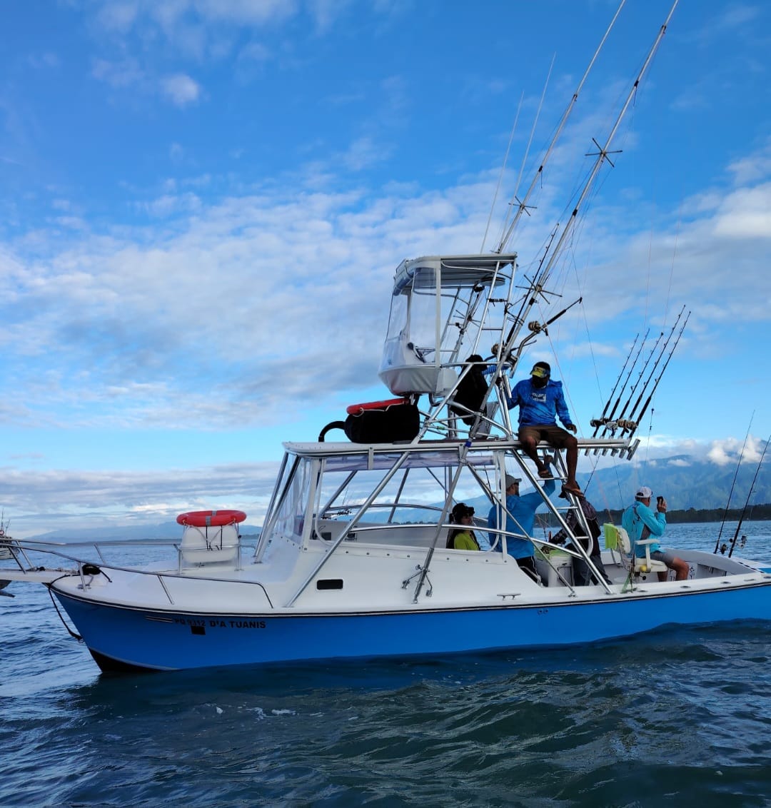 Día Tuanis with crew ready to depart