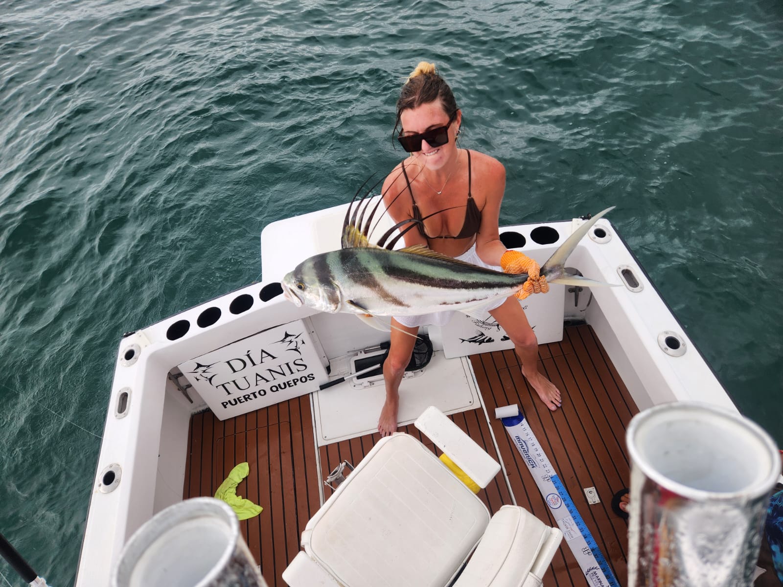 Angler with roosterfish aboard Día Tuanis