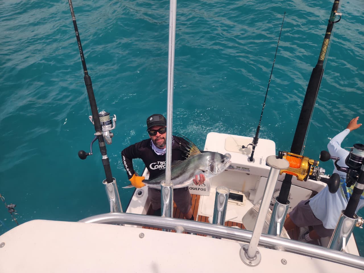 Angler with roosterfish aboard Día Tuanis